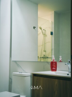Dusche, Haartrockner, Handtücher, Seife