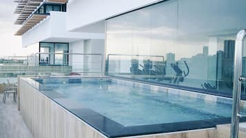 Una piscina al aire libre, una piscina climatizada