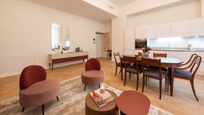 A modern living room with a dining area, a kitchen, and a hallway. - Apartments Florence - Buontalenti Exclusive (Firenze)
