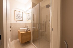 Douche, sèche-cheveux, bidet