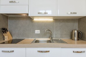 Fridge, microwave, stovetop, dishwasher