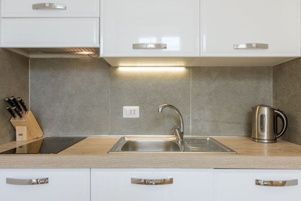 Réfrigérateur, micro-ondes, plaque de cuisson, lave-vaisselle