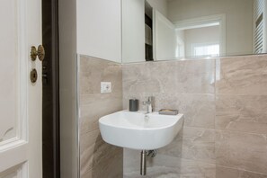 Shower, hair dryer, bidet, towels - Apartments Florence - Beautiful & Modern Repubblica  (Firenze)