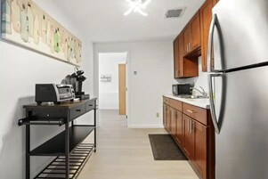 Geladeira, cafeteira/chaleira, mesas de jantar