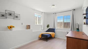Deluxe Apartment | Iron/ironing board, free WiFi