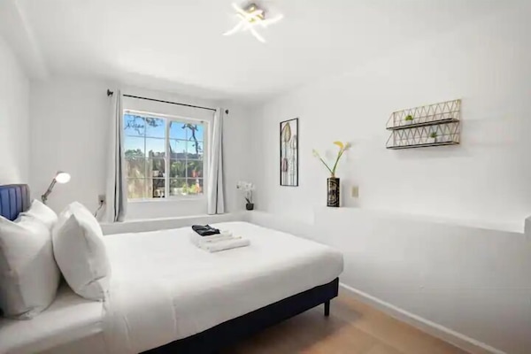 Deluxe Apartment | Iron/ironing board, WiFi (free), bed sheets
