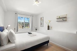 Deluxe Apartment | Iron/ironing board, free WiFi, bed sheets - Maddux Homes near Westlake (Daly City)