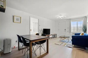 Deluxe Apartment | In-room dining - Maddux Homes near Westlake (Daly City)