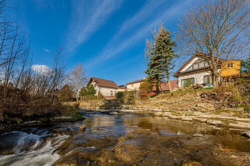 Chalet with 4 bedrooms, living room with home cinema, full kitchen next to creek