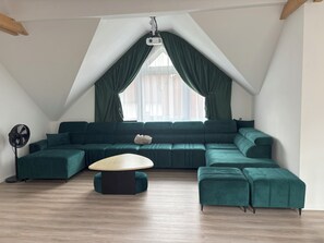 Smart-TV, Videospiele, Videothek, Stereoanlage