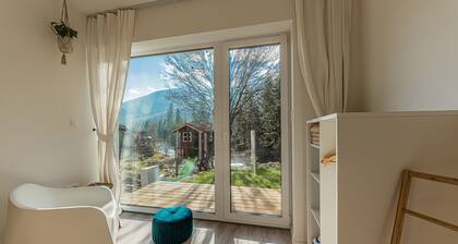 Chalet with 4 bedrooms, living room with home cinema, full kitchen next to creek