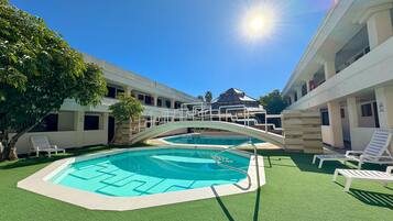 Kolam renang outdoor