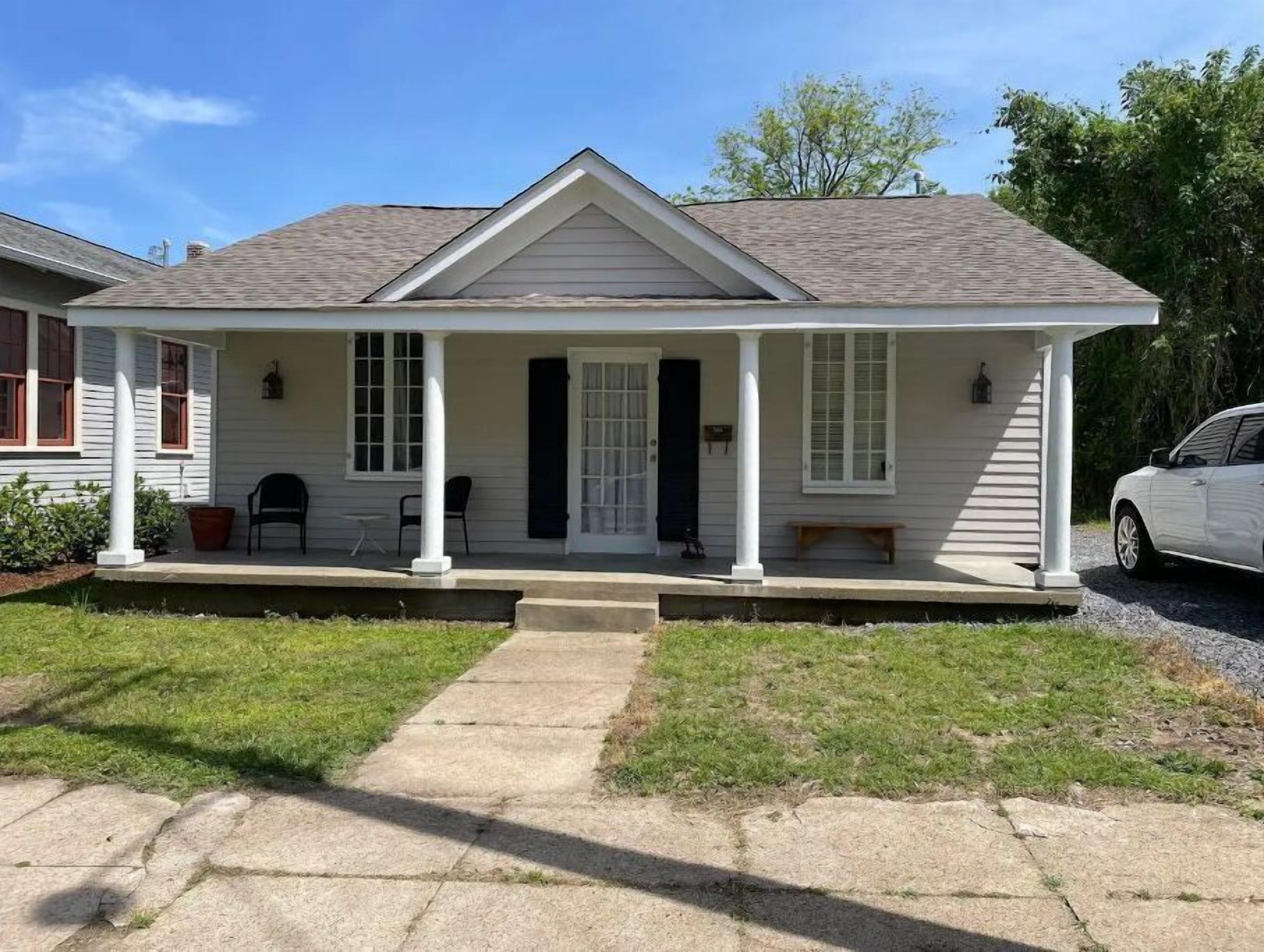 Downtown Natchez and pet friendly.