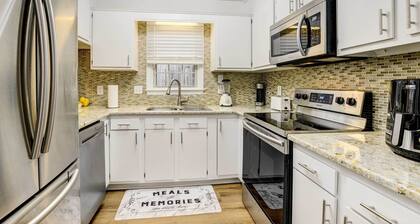 Contemporary Townhome ~ 7 Mi to Dtwn Raleigh!