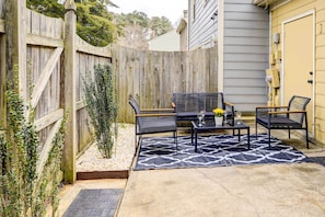 Apartment (2 Bedrooms) | Interior - Contemporary Townhome ~ 7 Mi to Dtwn Raleigh! (Raleigh)