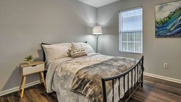 3 bedrooms, laptop workspace, iron/ironing board, bed sheets
