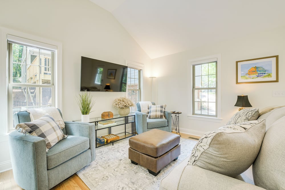 Beautiful Raleigh Cottage Rental: 5 Mi to Downtown - Leesville, NC