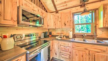 House (1 Bedroom) | Private kitchen | Microwave, oven, stovetop, coffee/tea maker
