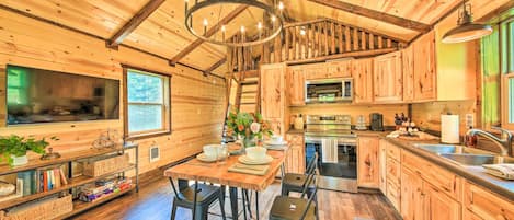 House (1 Bedroom) | Private kitchen | Microwave, oven, stovetop, coffee/tea maker