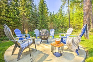 Property grounds - Rustic-chic Woodland Hideaway w/ Hot Tub! (Sandpoint)
