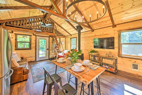 Rustic-chic Woodland Hideaway w/ Hot Tub!