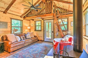 Télévision, cheminée, livres