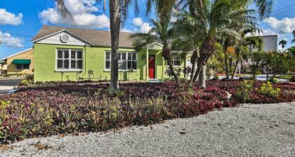 Bayside Pad w/ Pool Access & Dock: 1/2 Mi to Beach