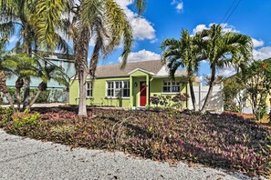 House (3 Bedrooms) | Interior - Bayside Pad w/ Pool Access & Dock: 1/2 Mi to Beach (Indian Rocks Beach)