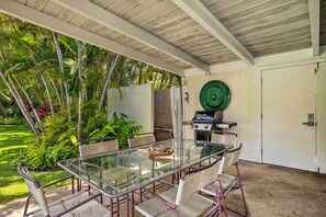 Outdoor dining - Upscale Kailua Getaway: Steps to Swim Beach! (Kailua)