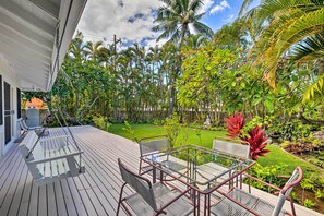 Outdoor dining - Upscale Kailua Getaway: Steps to Swim Beach! (Kailua)