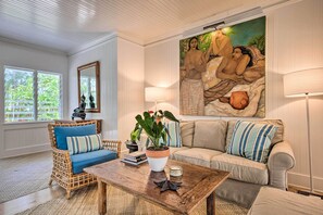 TV - Upscale Kailua Getaway: Steps to Swim Beach! (Kailua)