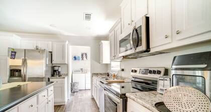 Charleston Home w/ Porch - 3 Mi to Folly Beach!