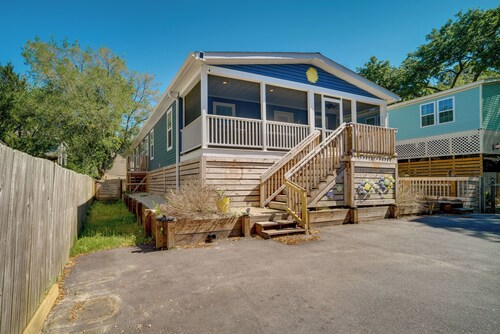 Charleston Home w/ Porch - 3 Mi to Folly Beach!