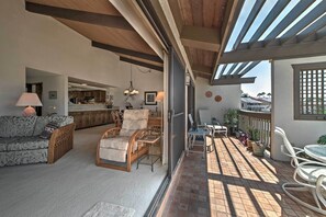 Interior - Kailua-kona Condo: Ocean Views, Pool & Spa Access (Kailua-Kona)