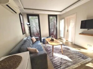 Deluxe Apartment | Desk, laptop workspace, blackout curtains, soundproofing - Galata Nazapart (Istanbul)