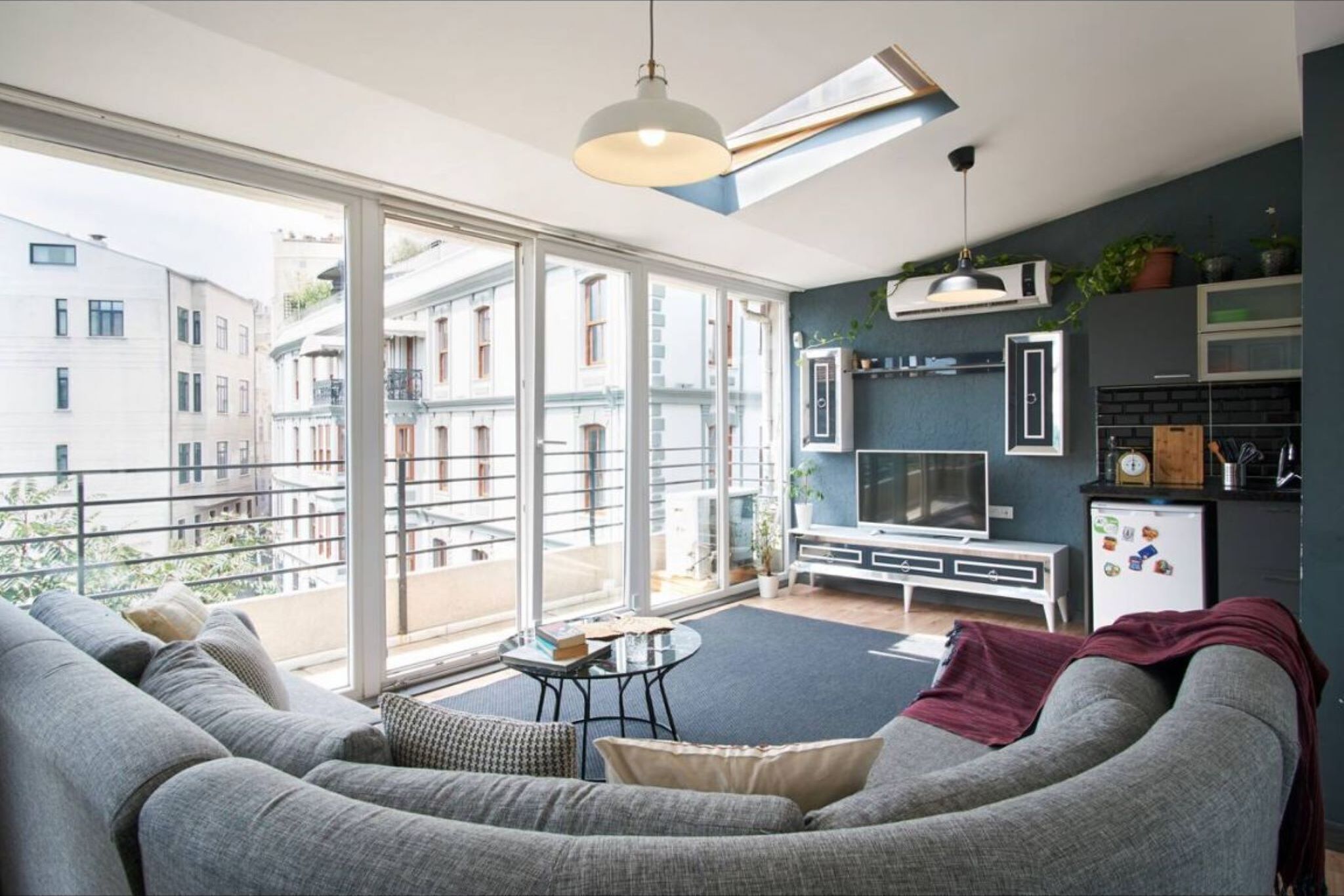 Familieleilighet | Skrivebord, skrivebord for bærbar PC, blendingsgardiner og lydisolert