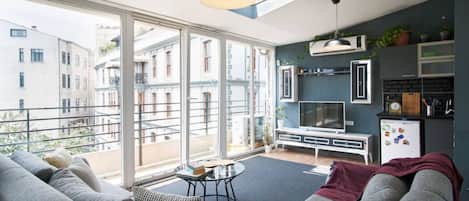 Familieleilighet | Skrivebord, skrivebord for bærbar PC, blendingsgardiner og lydisolert