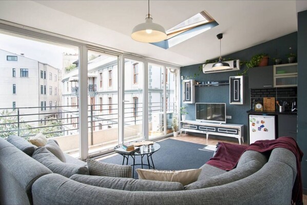 Family Apartment | Desk, laptop workspace, blackout curtains, soundproofing - Galata Nazapart (Istanbul)