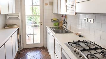 Refrigerador, horno, lavavajillas y comedor