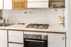 Refrigerador, horno, lavavajillas, mesa de comedor