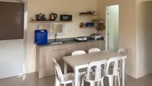 Una cocina compacta con zona de comedor.