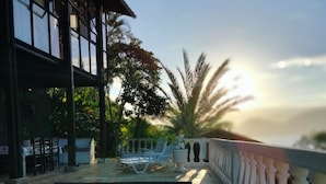 Piscina con vista a un edificio y árboles.
