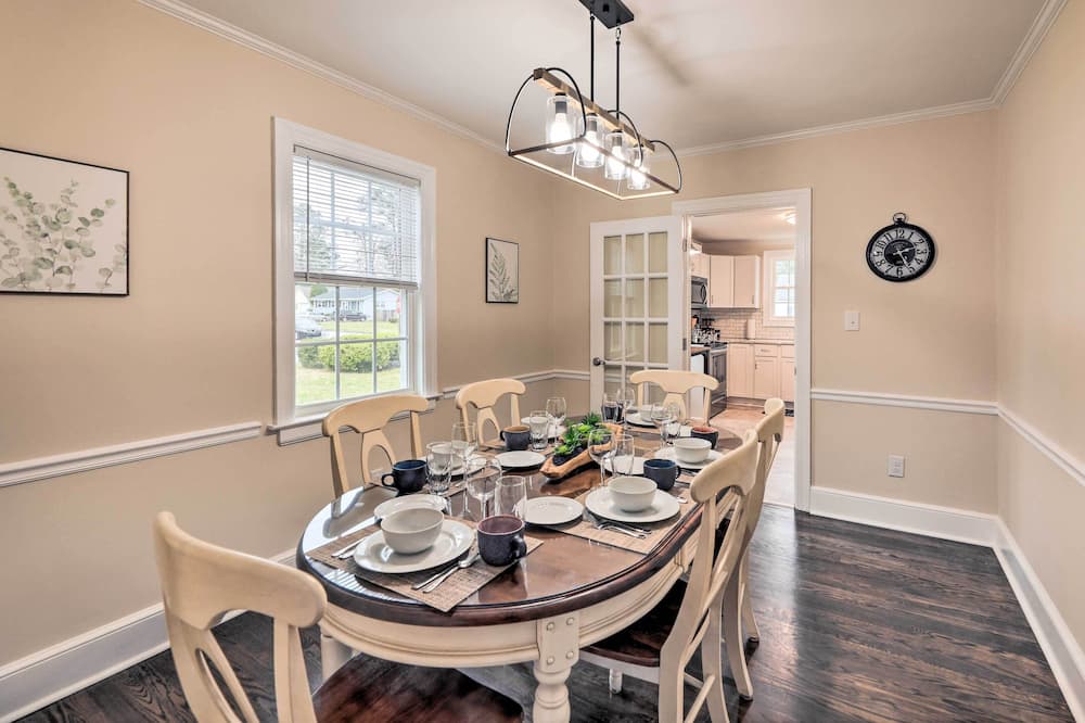 New Bern Retreat w/ Fire Pit ~ 1 Mi to Dtwn! - Oak Grove, NC