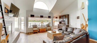 Beautiful Condo w/ Balcony on Lake Chelan!