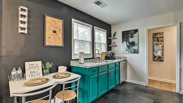 Een magnetron, een oven, een kookplaat, een vaatwasser