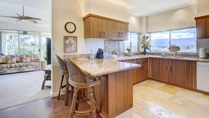 Private kitchen - Waikoloa Beach Stay w/ Lanai + Stunning Views (Waikoloa)