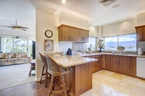 Microwave, oven, stovetop, cookware/dishes/utensils - Waikoloa Beach Stay w/ Lanai + Stunning Views (Waikoloa)