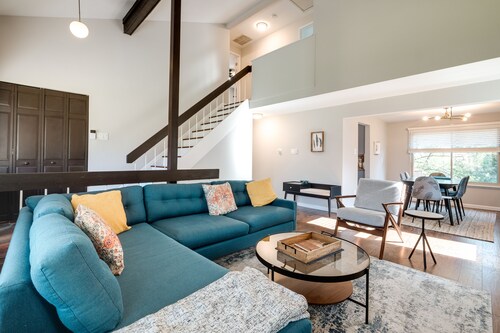 Modern North Potomac Home w/ Furnished Deck!