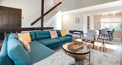 Modern North Potomac Home w/ Furnished Deck!