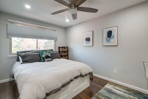 House (3 Bedrooms) | 3 bedrooms, laptop workspace, iron/ironing board, bed sheets - Modern North Potomac Home w/ Furnished Deck! (Gaithersburg)